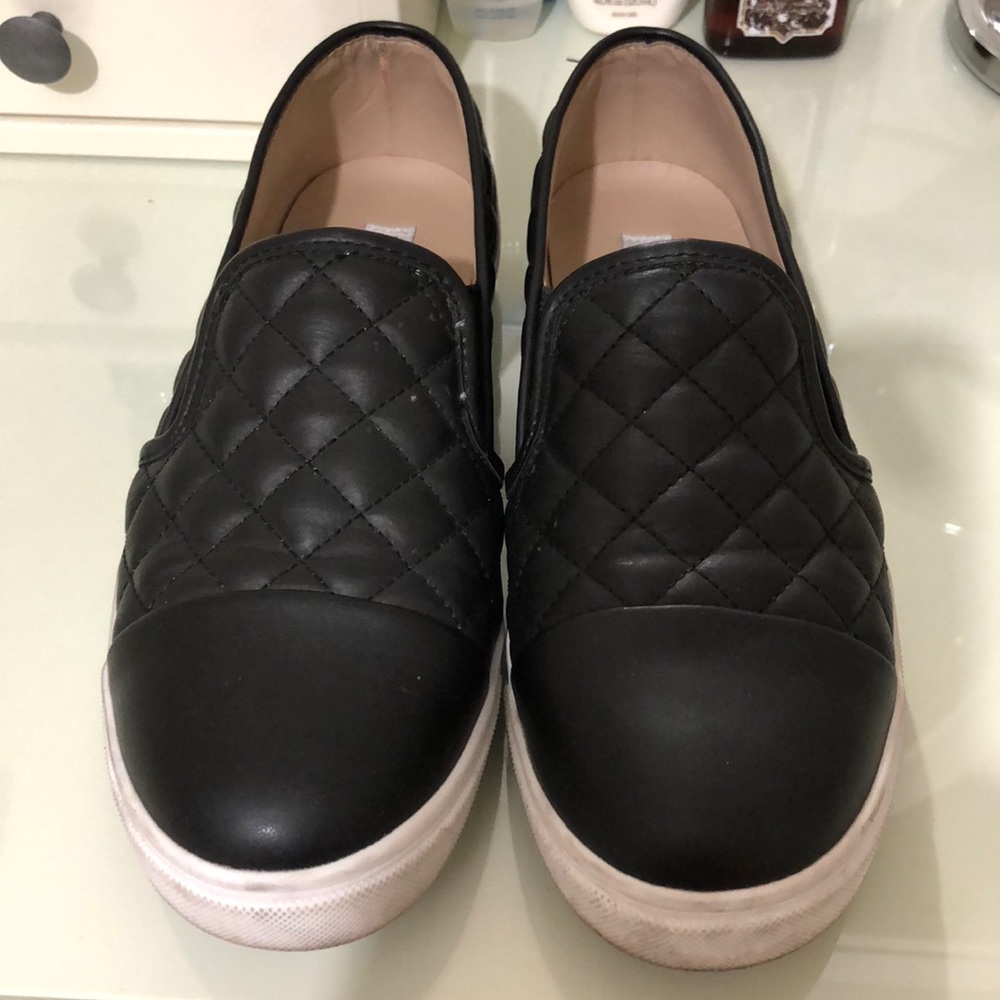 Steve Madden Zaander Size 9 slip on sneakers